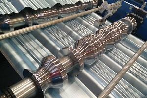 Сравнение конструкций прокатных станов для производства профиля: как количество и компоновка клетей влияет на точность геометрии и скорость линии