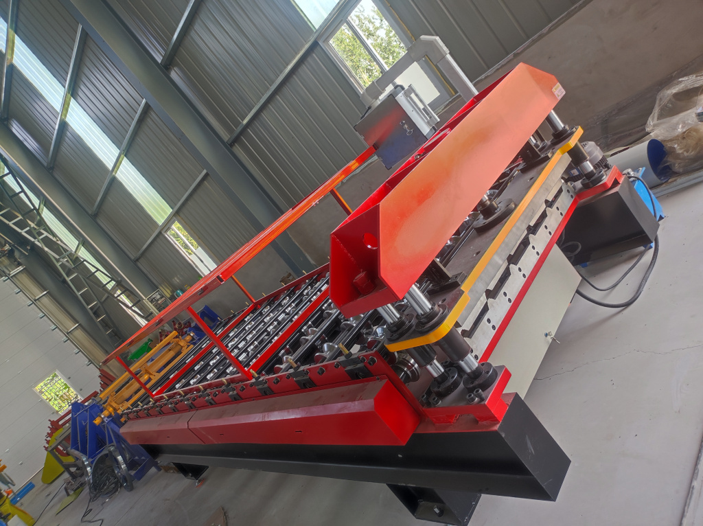 Линия для производства облицовочной части кровельной панели HWM-403